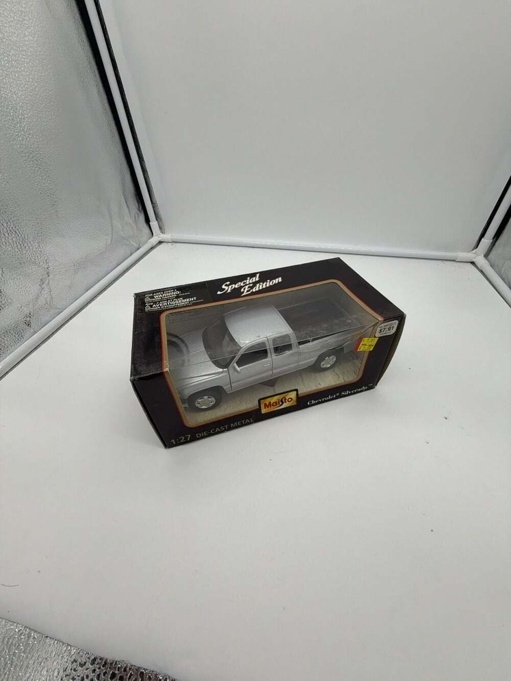 Maisto Special Edition 1:27 Die-Cast Metal Chevrolet Silverado Pickup Truck
